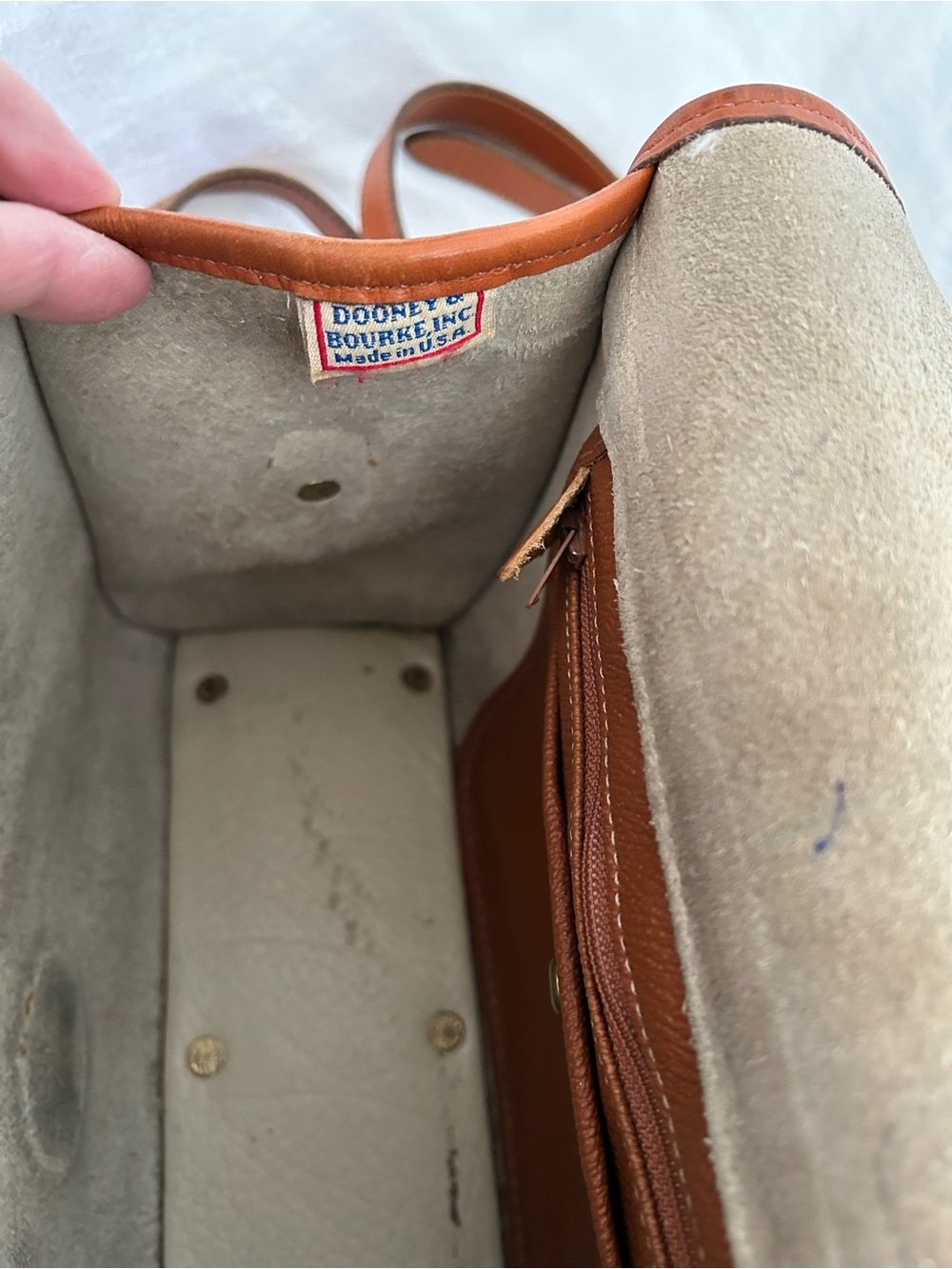 90’s Vintage Dooney and Burke | All Weather Leather Essex Crossbody Bag | Cream - Picture 10 of 11